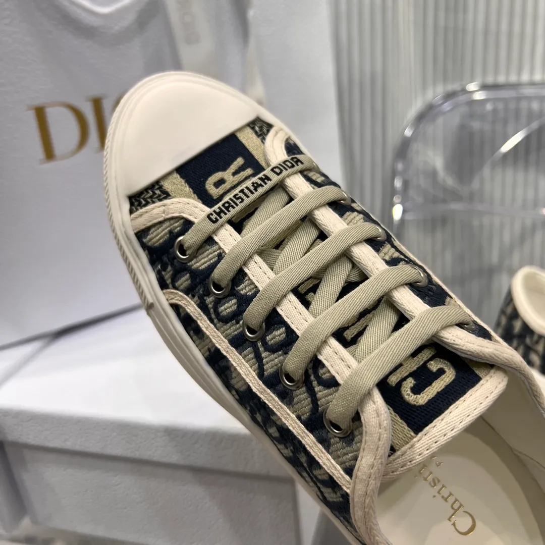 Factory direct sales 240👟👟 Women's shoes, women's clothing, women's shoes, women's clothing (top purchasing quality➕full package) Dior Dior classic casual shoes, small cloth shoes, the latest color embroidery and color-blocking embroidery, super layered. Every detail is one-to-one. The tongue and shoelaces are embellished with the "Christian Dior logo, the soles and Mr. Dior's favorite lucky star Original molded outsole 🌟Original cover and high-end customization! Material: All upper materials are made to order, 3D electric embroidered three-dimensional cloth surface, inner sheepskin cowhide foot pads, one-piece latex foot pads, top T factory direct sales U original outsole Size: 35–42 customized 41 42